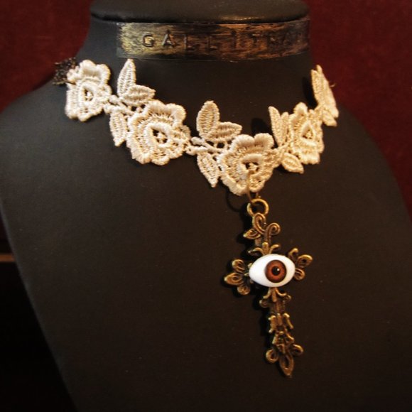 HANDMADE - Choker necklace in bronze lace and chain adorned with a bronze cross. - Picture 8 of 9